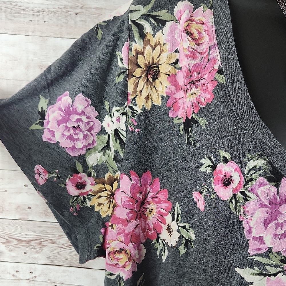 Torrid, Floral V-Neck Women's Top - Picture 4 of 6